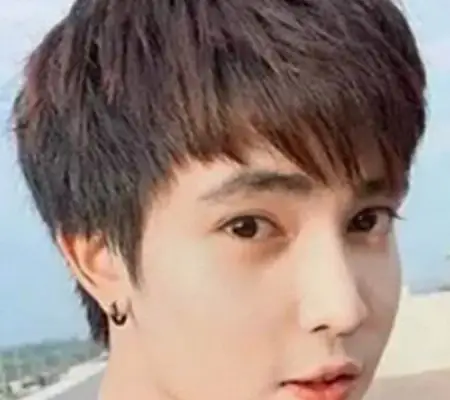 参考男生桃心刘海发型帅气造型为形象加分