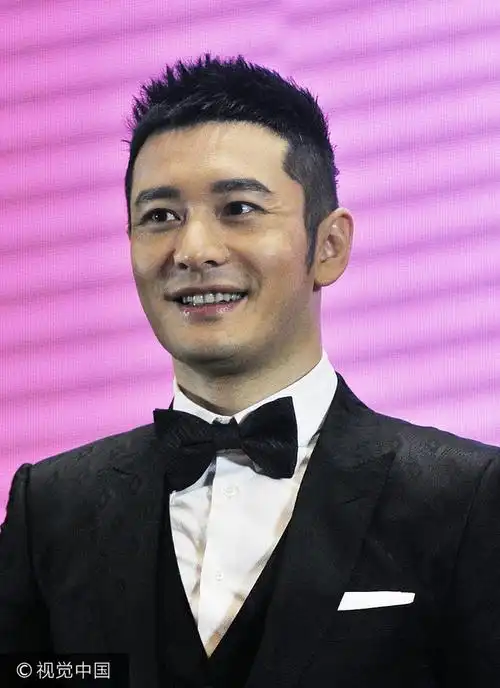 浑身都是幸福肥!"教主"黄晓明西装显雄壮笑容满脸不慎挤出双下巴