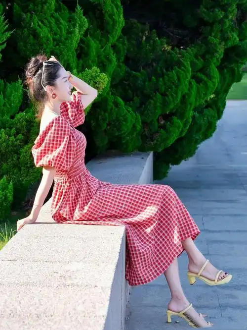 看到温柔漂亮的自己,总会忍不住拍几张美美的照片,穿裙子拍照,想必