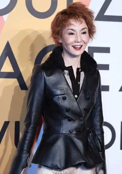 张曼玉低调看展被认出,无滤镜素颜曝光60岁真实状态,瘦成纸片