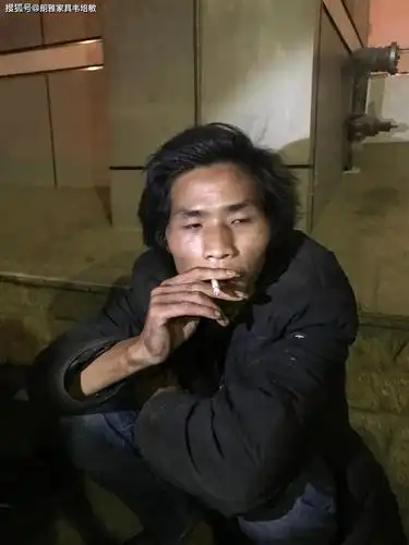 (uc视频的流浪汉正是这个人)3月6日晚上我们去找这个流浪人,在找的