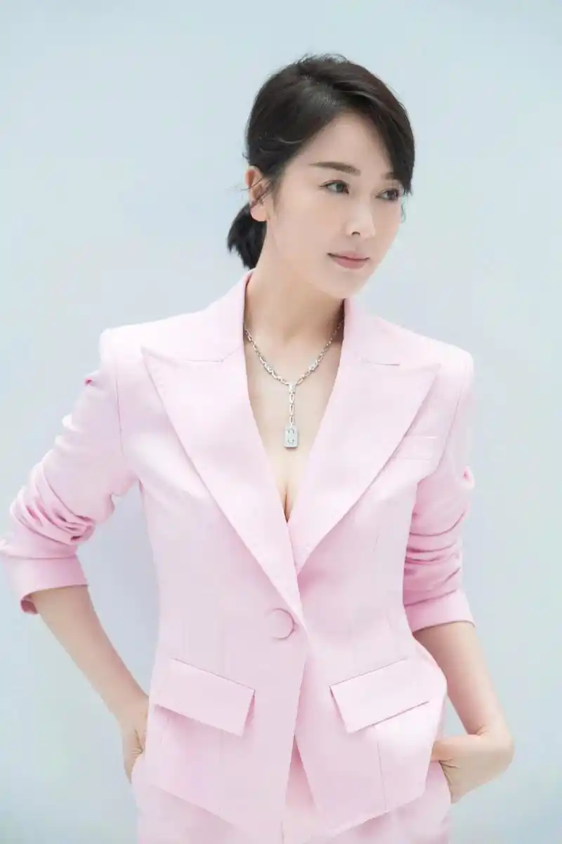 "氧气美女"左小青,气质动人,性感火辣,长相迷人,让人心动