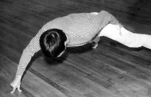 当初在香港的时候,李小龙的腿是出了名的厉害,最恐怖的就是飞踢了