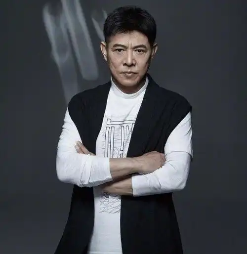 《超越生死》:李连杰的传奇人生近年来,关于功夫巨星李连杰身体状况不