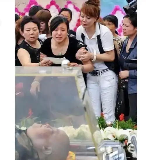 2008年,演员刘德一病逝后的遗容,照片中神态非常安详躺在冰棺中|李洁