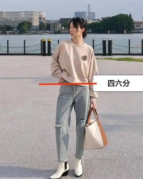 卫衣和小脚裤的组合不需要太过夸张的身材比例,四六分搭配是最合适的