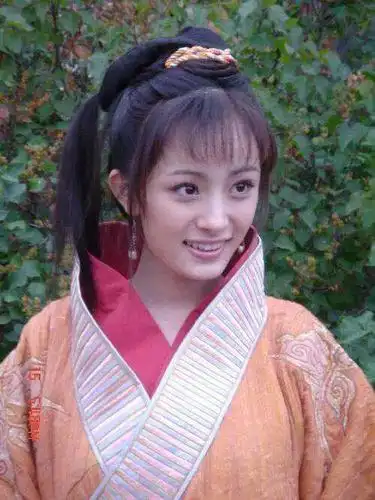 杨幂早年照片盘点,脸型没有那么方,整个人又美又灵