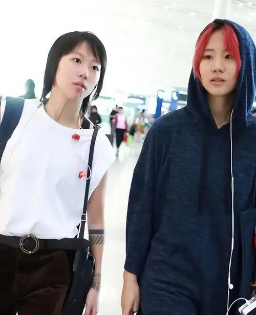 李亚鹏再婚后,李嫣在国外似乎有点放飞自我了,王菲也不管管吗|窦靖童