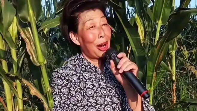 农村丑姐在玉米地演唱《篱笆墙的影子》深情演绎,唱哭了自己!