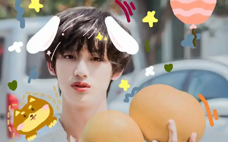 丁程鑫坐车里学跳舞跟着旋律扭动身体好可爱啊丨快本