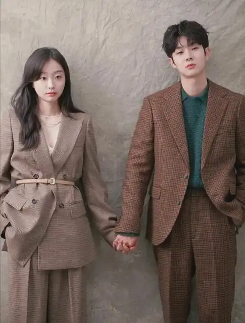 金多美崔宇植挽手合照