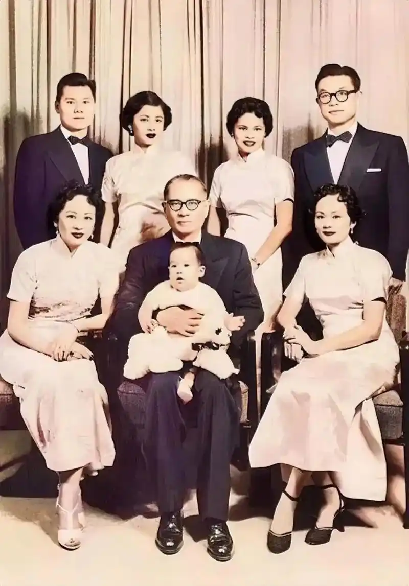 五十年代,宋子文全家前往美国定居,三个女儿都遗传了妈妈的美貌,此时