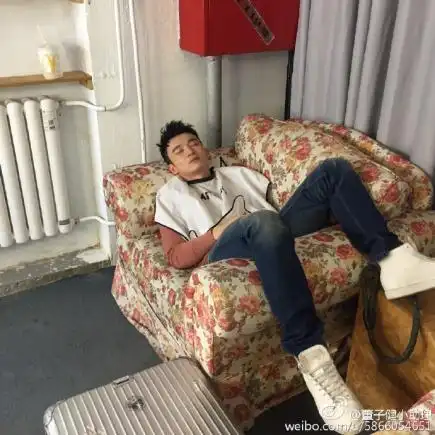 这位可爱的小助理常常在自己的微博上曝出自己老板董子健的"黑照",而