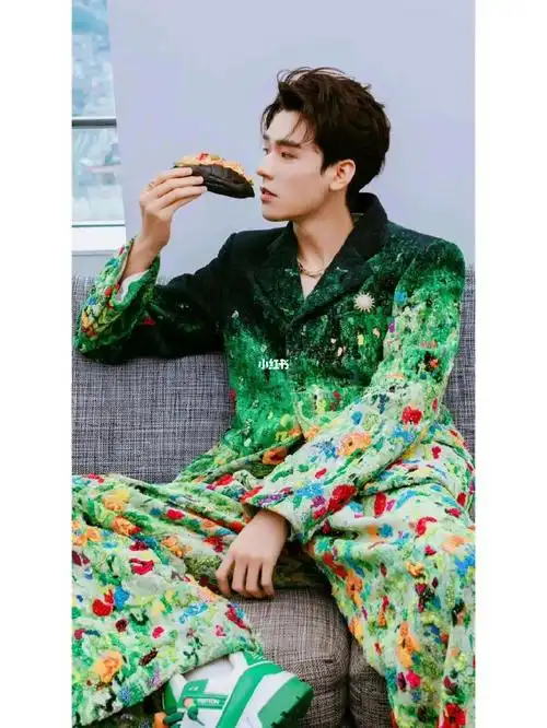 龚俊穿这套西服有点好看啊lv67