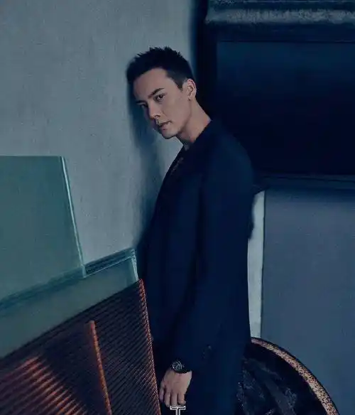 陈伟霆最新时尚大片,短发造型man到爆,硬朗帅气在线"撩"人_魅力_衬衫