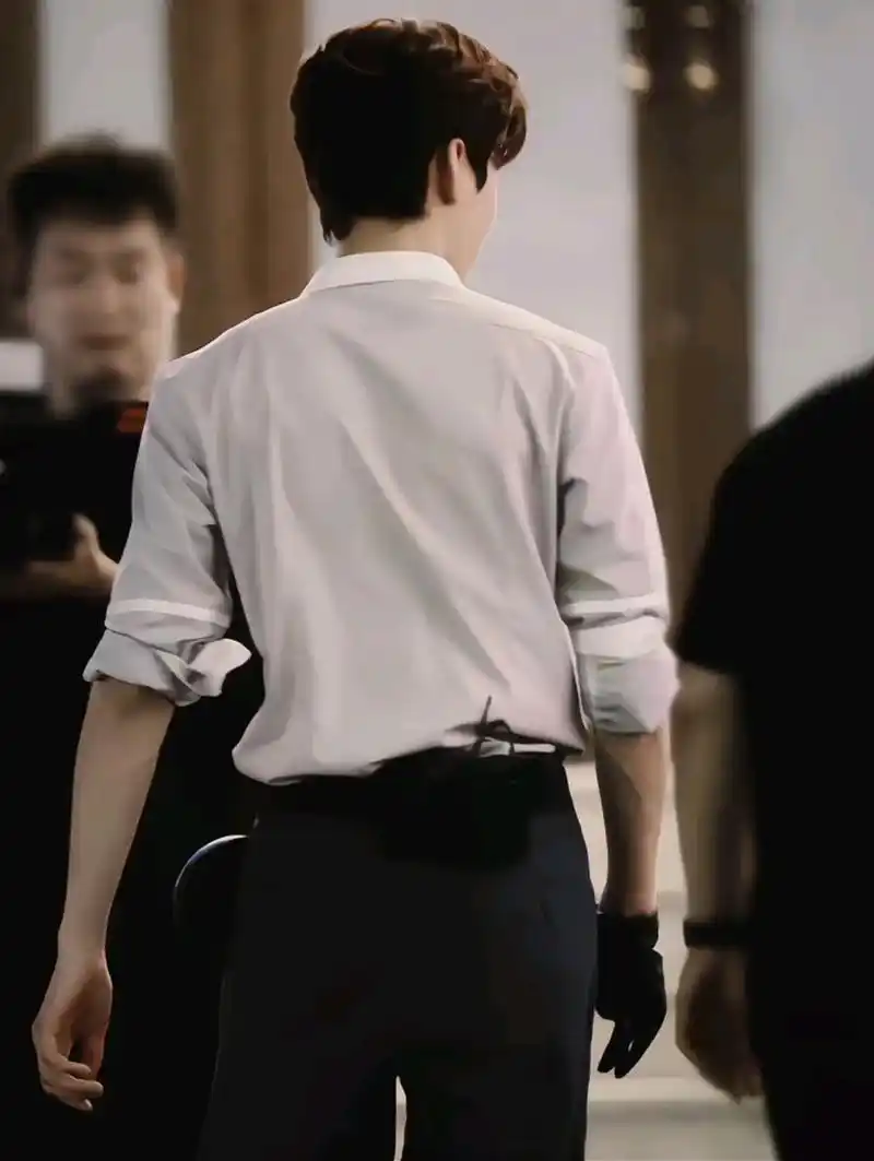 龚俊 #西装杀 #背影杀 俊子连背影都这么帅 - 抖音