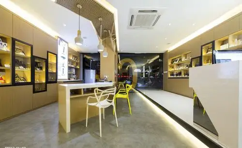 80平小型美容院前台吧台背景墙造型效果图