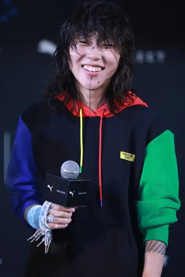 窦靖童的时尚看不懂,下巴到脖子纹条黑线,手上绑鞋带也是时髦?