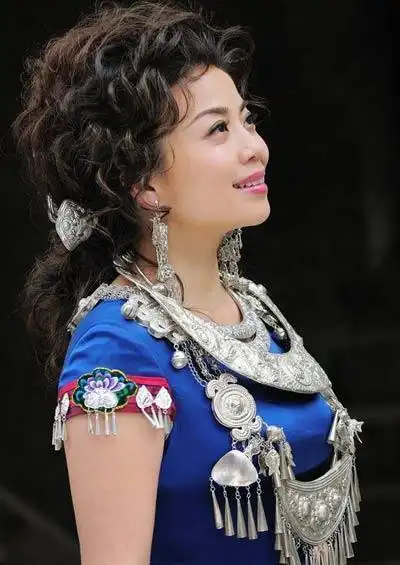 50岁张也近照,24次央视春晚,曾为父隐退5年