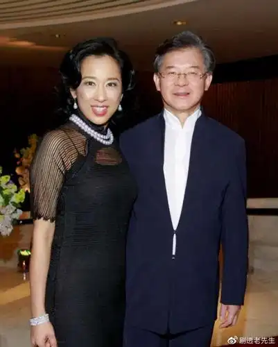 最美港姐朱玲玲近况曝光!与富豪老公甜蜜约会,逃出霍家她才幸福