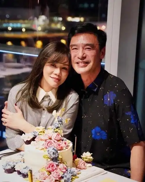 钟镇涛妻子庆生众星捧月,一家5口同框她穿衬衫稳坐c位,真幸福