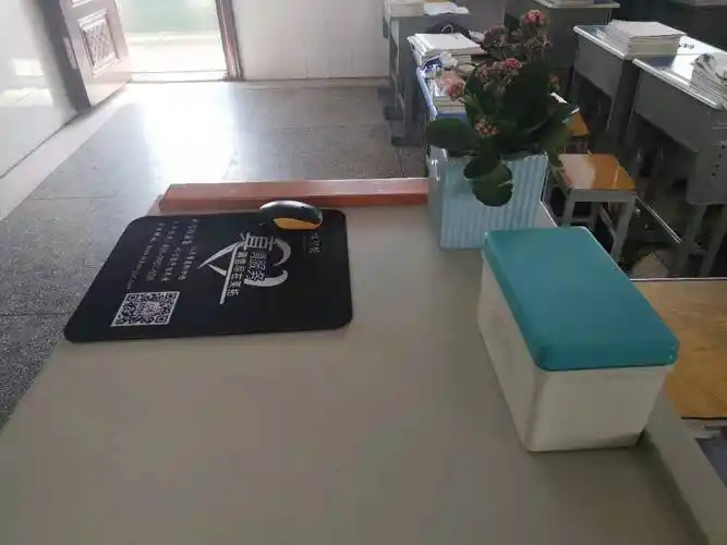 清晨孩子们进班,第一件事就是整理讲台.