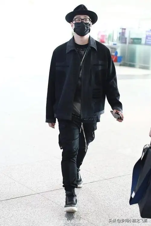 潘玮柏全黑造型现身机场 戴圆帽潮帅不失嘻哈风