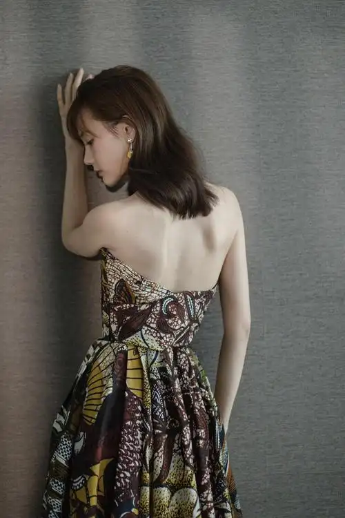 涛涛哪个女明星的蝴蝶骨算得上是一绝