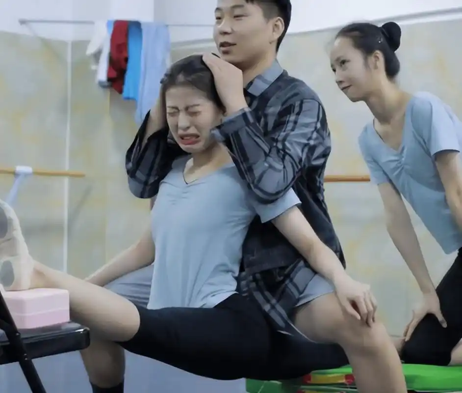 男老师帮女生"撕腿"照片走红,网友看后感觉不适,家长不以为然_训练