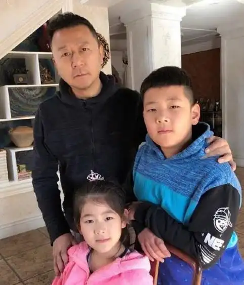 50岁郭涛全家近照,小15岁娇妻青春靓丽,女儿可爱,儿子越长越帅