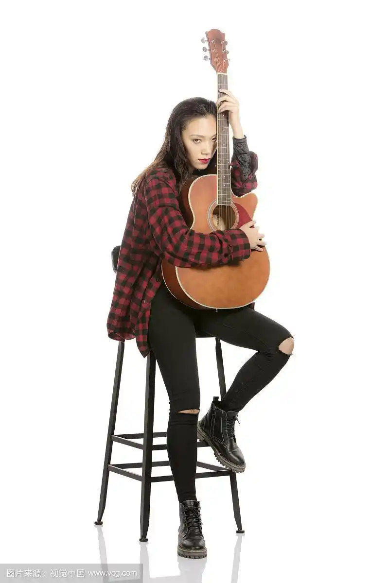 抱着吉他的年轻女歌手