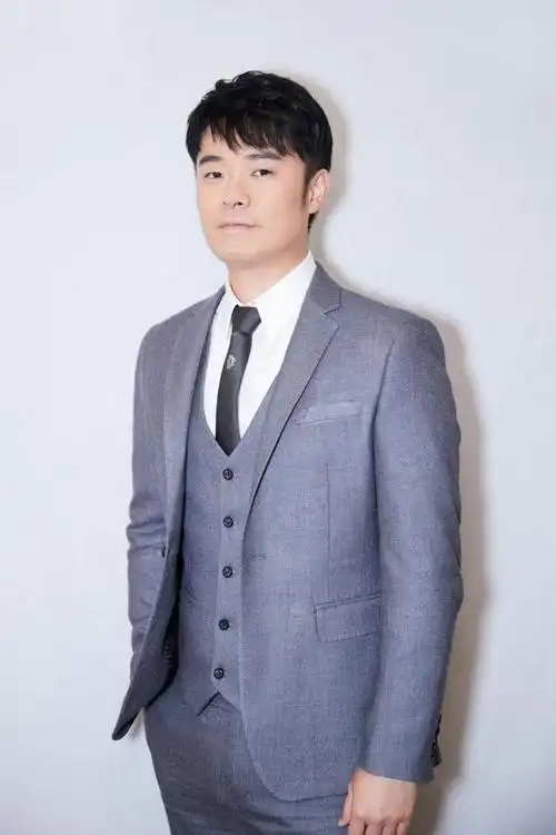 陈赫是胖了吗?看他穿西装,感觉都横向发展了!