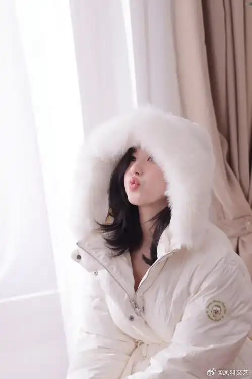 赵露思绿裙笑颜##赵露思羽绒服嘟嘴