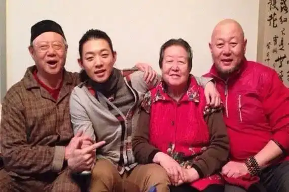 火风与老婆姜华情史及全家福照