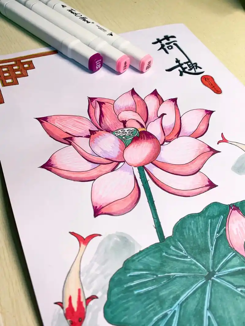 国风荷花锦鲤手抄报马克笔手绘 中国风手绘荷花锦鲤手抄报马克笔画 对