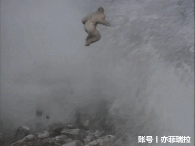 片头孙悟空跳跃的画面,仔细看底部有一个蹦床出现,这是当年拍摄特技的