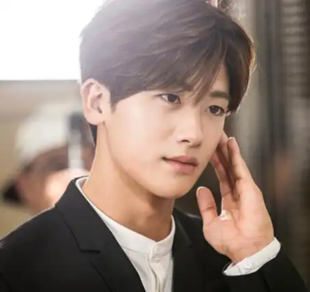 图娱乐圈中真正继承者们朴炯植演绎真实富二代人生