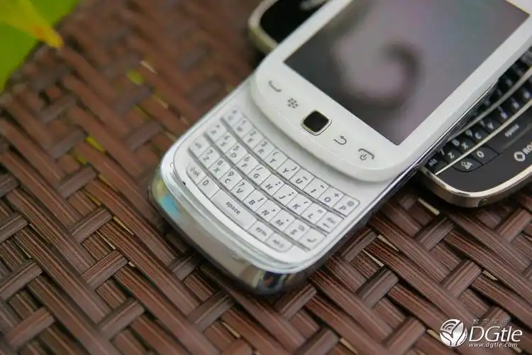 黑莓blackberry 9810 白色版本开箱分享