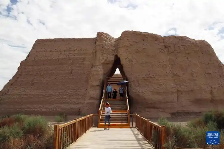 69698月13日,游客在甘肃省敦煌市玉门关景区游览.