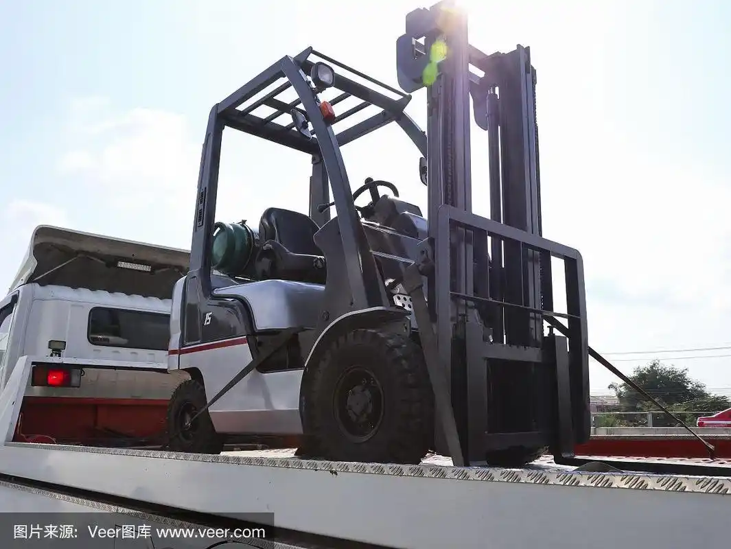 在路上用卡车运输的叉车