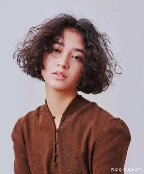 50岁女人,过年要换就换这4种短烫发,减龄显气质,照着烫很美