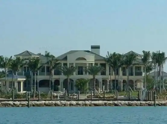 张国立归隐后买的豪宅在海边的独栋别墅院子就占地几十亩