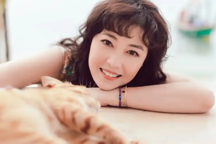 周海媚海边"萌"系写真 与猫咪静享闲暇时光