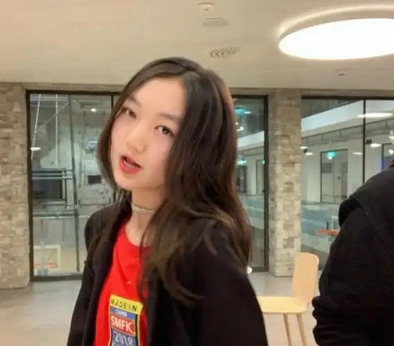 15岁李嫣穿黑丝袜大秀美腿被赞越来越有王菲范儿