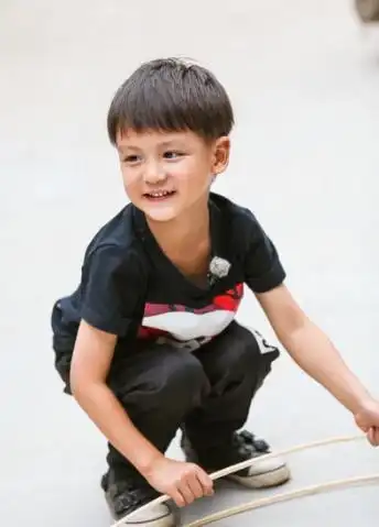 田亮儿子初长成8岁颜值一路飙升遗传爸爸的基因