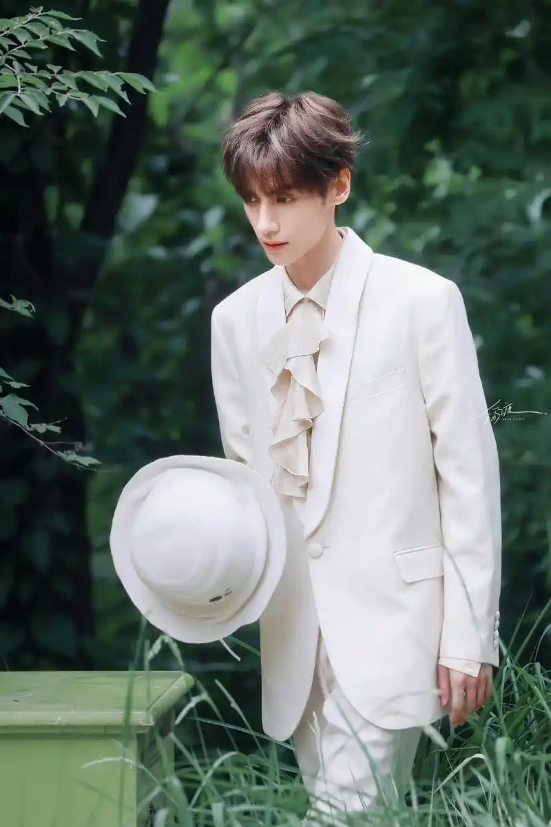 罗云熙六月杂志封面,好帅气的森林王子,每一套造型都好好看!