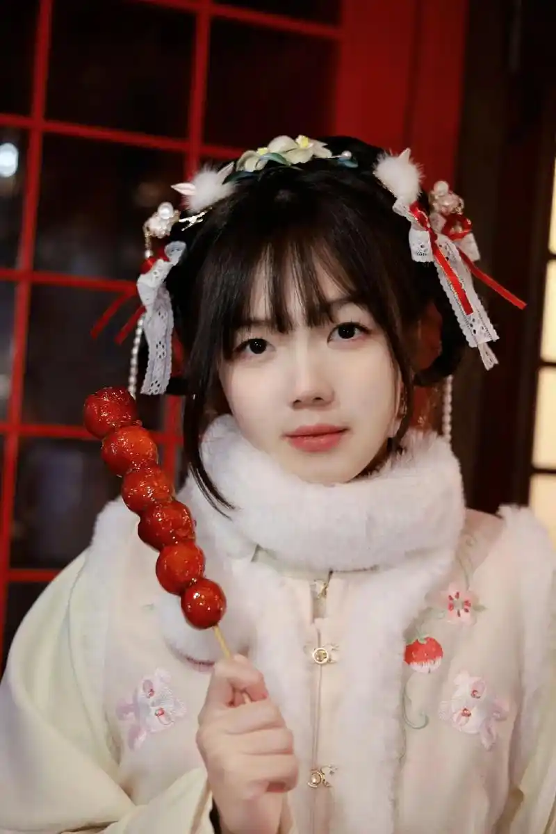 汉服写真.一起来1227吃糖葫芦吗,超好吃的哦~#冰糖葫芦拍 - 抖音