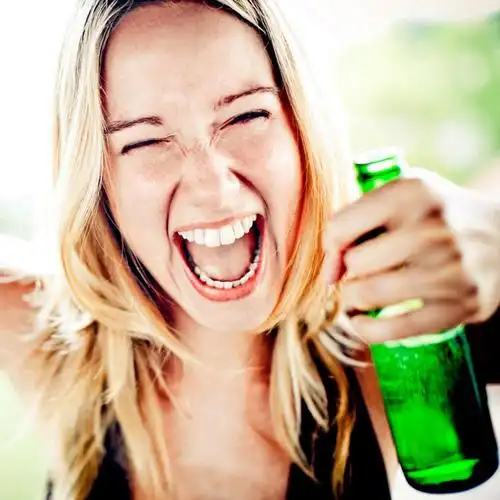 啤酒,西方人,脸,头,脸颊,头发,一个人,笑,大笑,横图,俯视,室外,特写