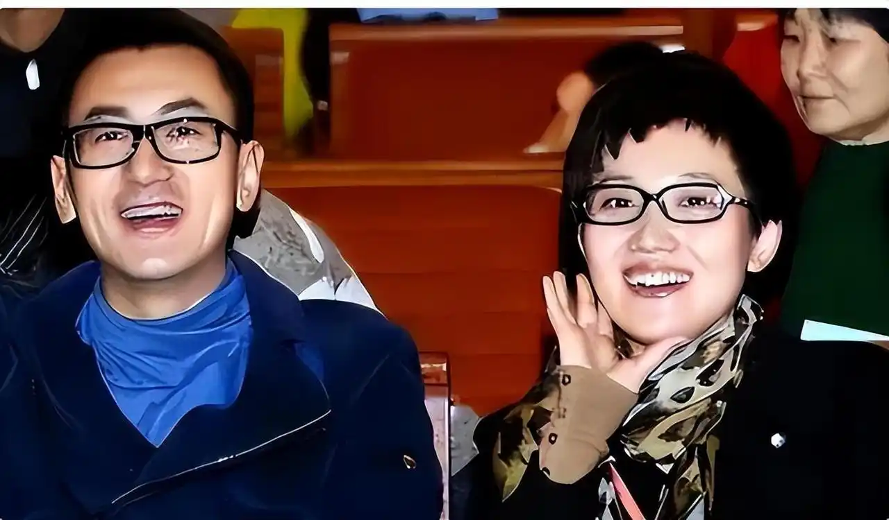 初见郑天亮,鲁健被她的甜美笑容和灵动气质所吸引.