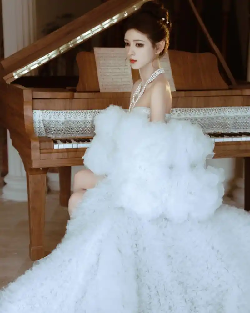 张予曦一袭白色礼服仙气飘飘,整体造型美轮美奂,妆容精美,优雅迷人.